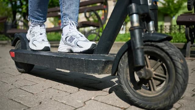 Η New Balance εκτοξεύεται παγκοσμίως χάρη στα «dad shoes»