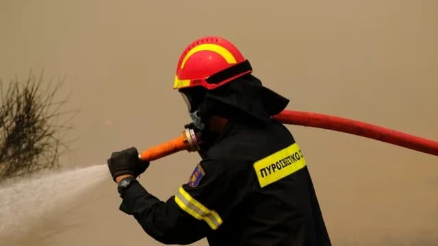 Los riesgos 'invisibles' para la salud de los bomberos: calor y humo