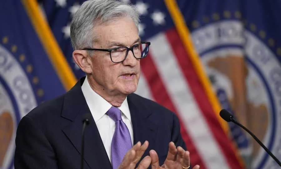 Πάουελ (Fed): Αναμονή για Μείωση Επιτοκίων