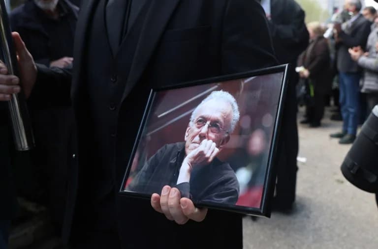 Giorgos Panousopoulos: Emoción en el funeral del director