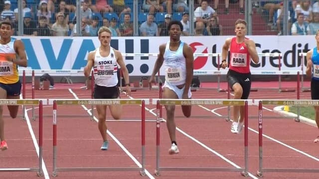 Robinson wins Ostrava despite wardrobe malfunction