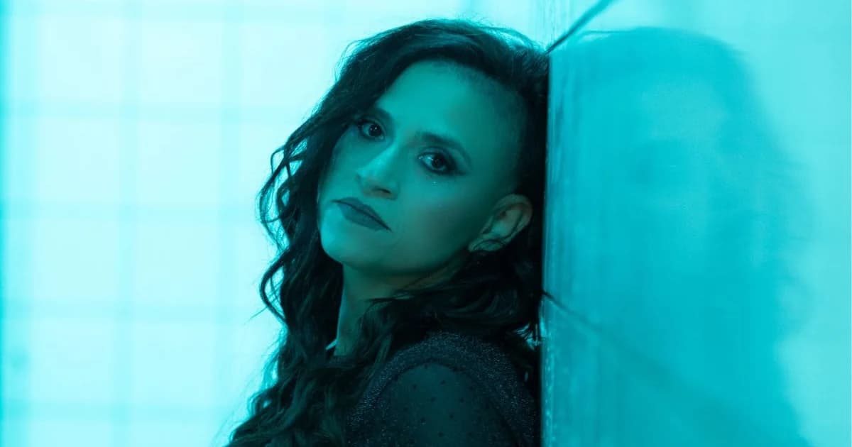 Billie Isak lanza video musical de «Ston Paradeiso»