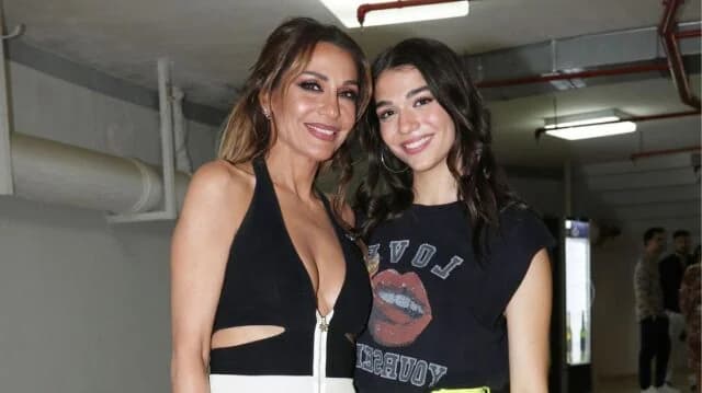 דספינה ואנדי ומלינה ניקולאידי שרות יחד את "תופעה" במכונית