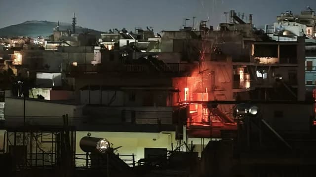Feuer im Dachgeschoss eines Mehrfamilienhauses in Nea Chalkidona