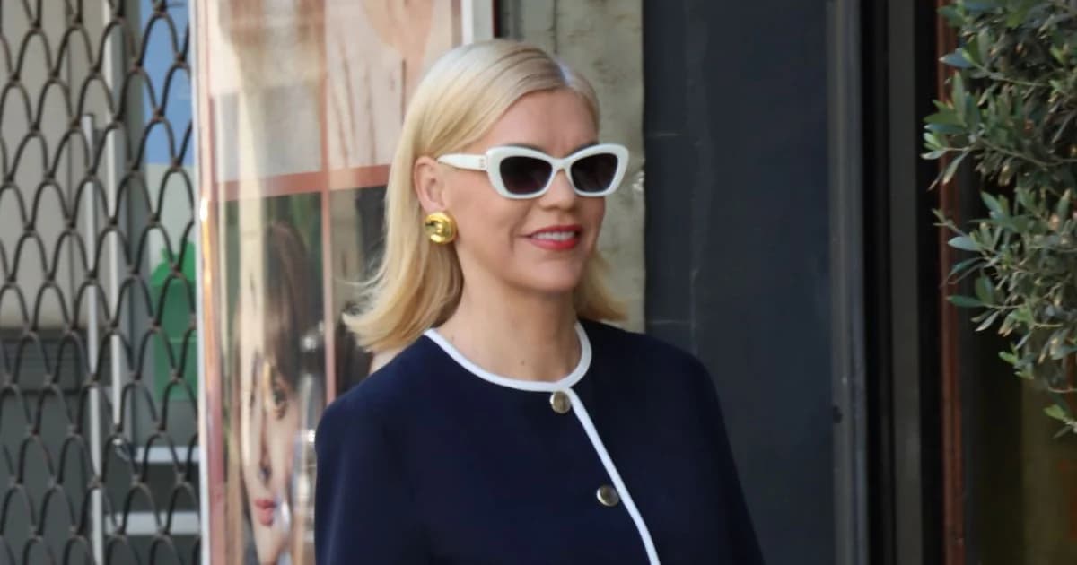 Sasa Stamati: Apariencia Casual Chic en Atenas