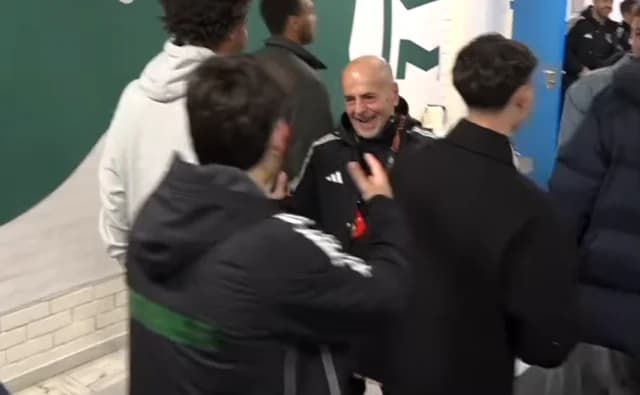 Alafouzos abraza a Tamborda tras gol contra el Betis