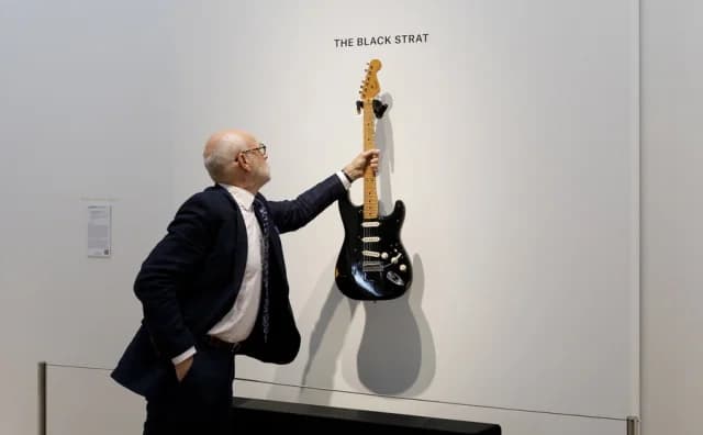 David Gilmours 'Black Strat' wird teuerste Gitarre, die je auf einer Auktion verkauft wurde