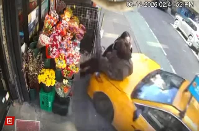 New York: Taxi erfasst zwei Frauen vor Geschäft