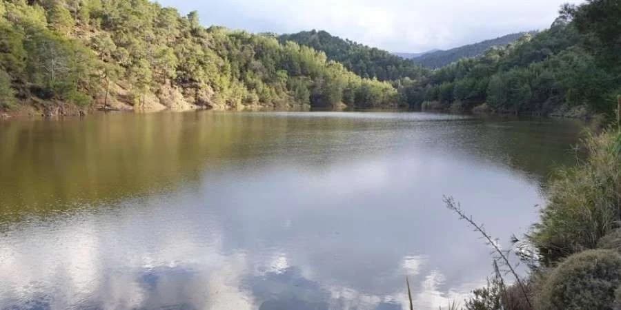 El embalse de Argaka se desborda – Llamamiento al uso racional del agua