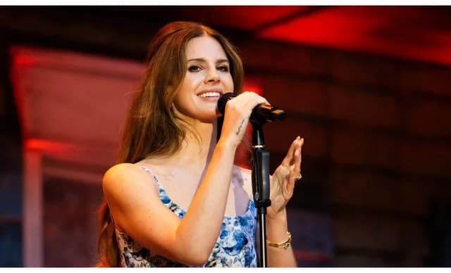 Lana Del Rey: Konzert unterbrochen, um ihren Ehemann zu küssen
