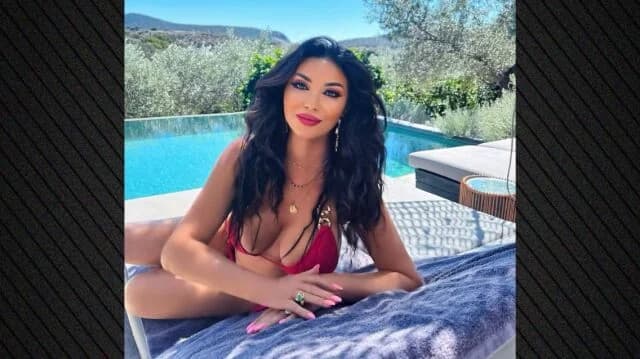 Popi Malliotaki posa en bikini en la piscina