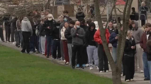 英国脑膜炎爆发：死亡病例和大规模抗生素分发