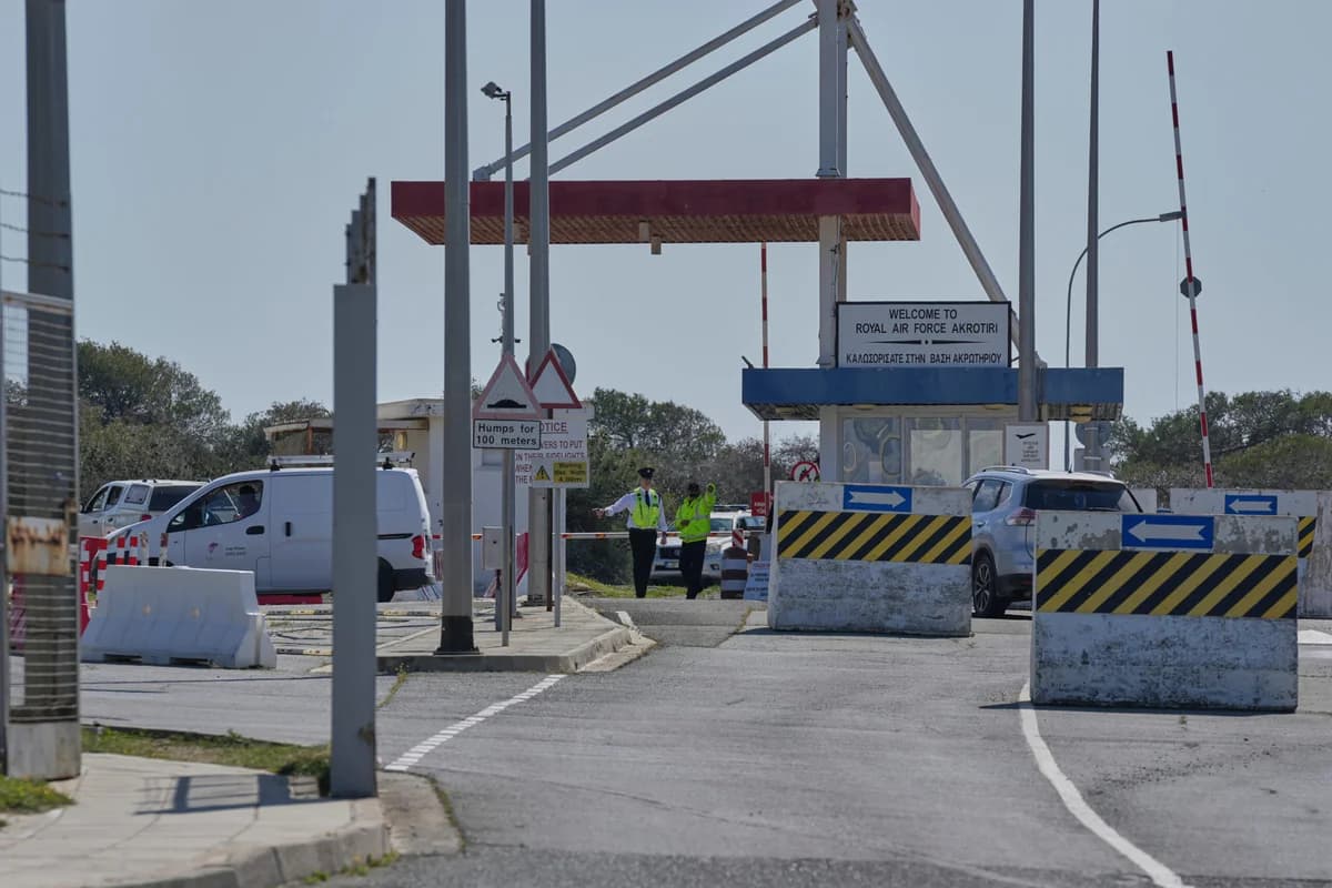 Doughty besucht Zypern: Akrotiri und Treffen mit Kombos