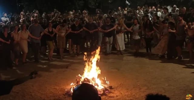 Klidonas-Feier mit Feuer und Tänzen in Athen