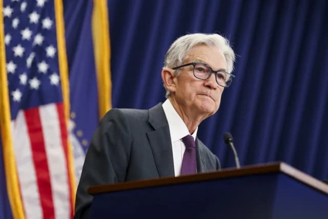 Fed: Σταθερά τα επιτόκια, επικαιροποιημένες προβλέψεις για την οικονομία