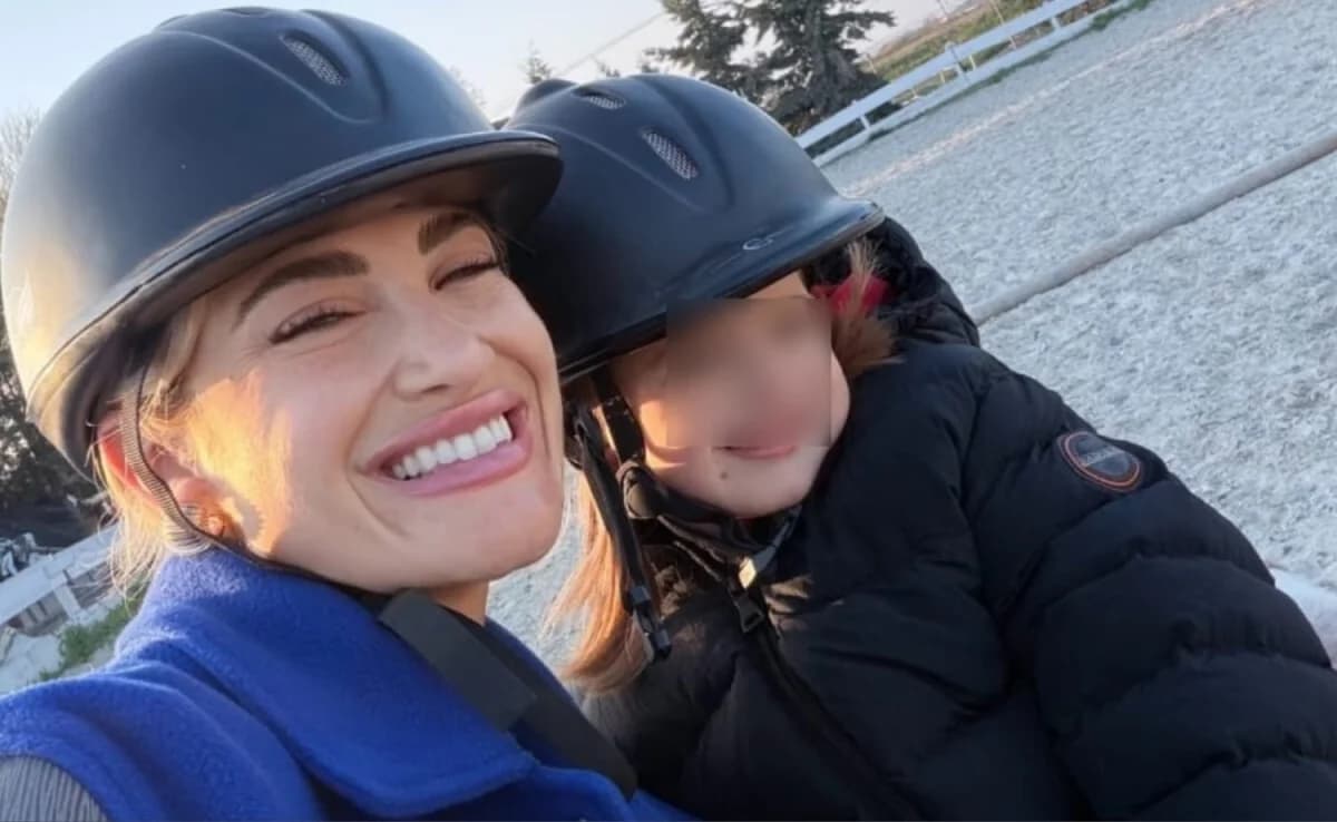 Ioanna Tounis Sohn beginnt Reitunterricht