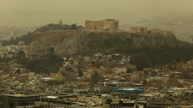 Αφρικανική σκόνη σκέπασε την Αθήνα – Εικόνες από τον Λυκαβηττό