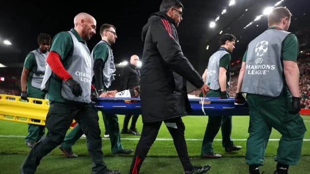 Grave lesión de Noa Lang en Anfield: Temores de amputación