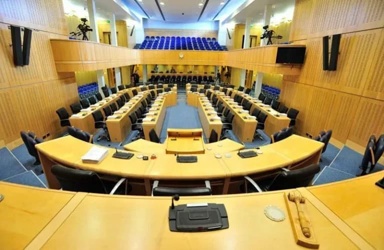 Α. Ατταλίδου: Ερωτήσεις για κώφωση, Κούριο, διελεύσεις και πολιτογραφήσεις