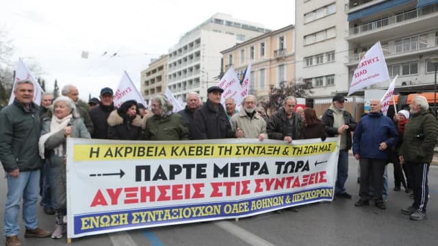 Συνταξιούχοι διαδηλώνουν στο Σύνταγμα: Πορεία προς το Μαξίμου