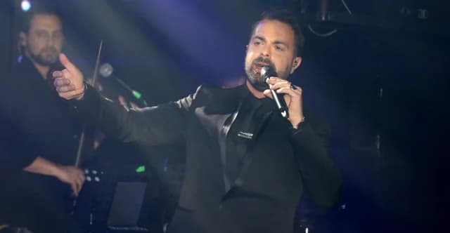 Ilias Vrettos während eines Auftritts in Zypern angegriffen