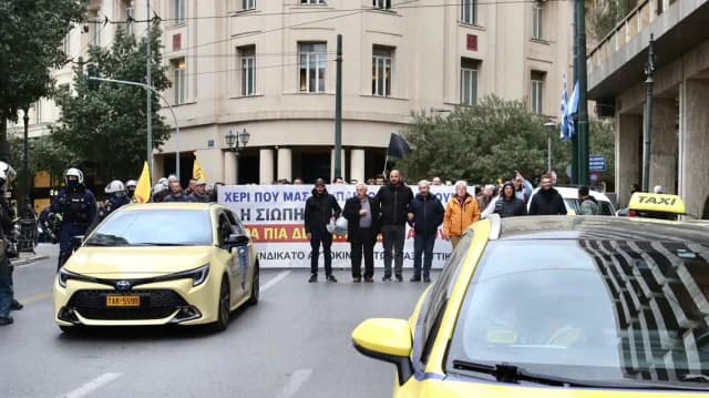 Continúa la huelga de taxis en Ática – Concentración y marcha al Parlamento