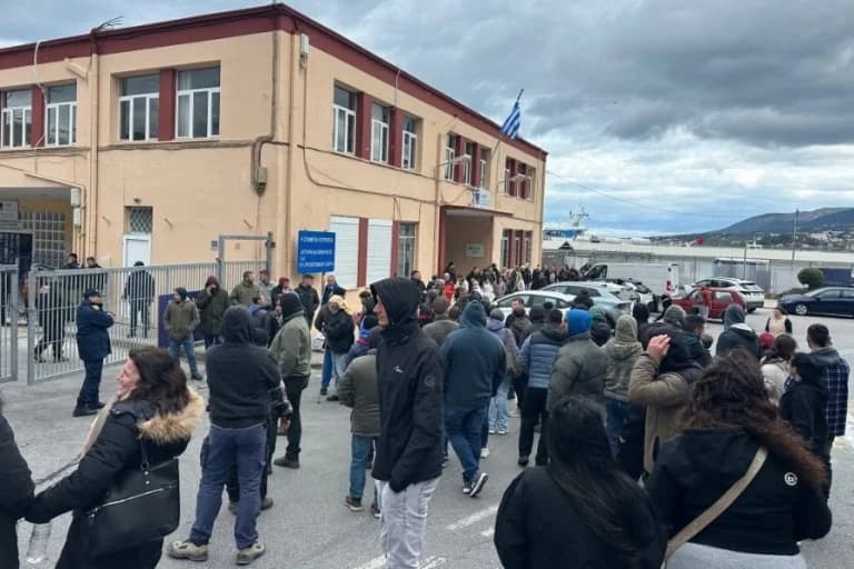 Lesbos: Viehzüchter blockieren Hafen von Mytilini wegen unverkaufter Milch