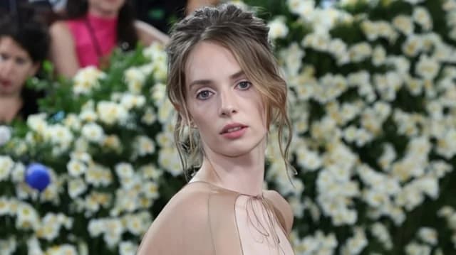 Η Μάγια Χοκ πρωταγωνιστεί στο «The God of the Woods» του Netflix