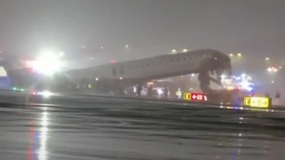 惊悚视频：加拿大航空快运飞机在拉瓜迪亚机场与消防车相撞