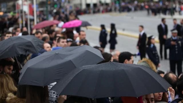 Καιρός: Βροχές και βοριάδες, παρελάσεις με ομπρέλες