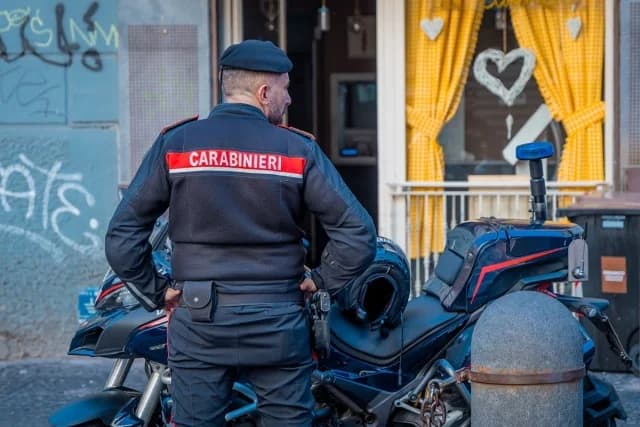 Италия: 13-летний подросток ранил ножом учительницу и снял нападение на видео