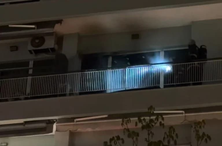 Incendio en un apartamento en Tesalónica – Primeros auxilios a una mujer