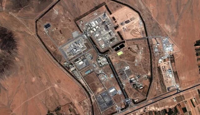 Иран: США и Израиль предположительно бомбили ядерный реактор