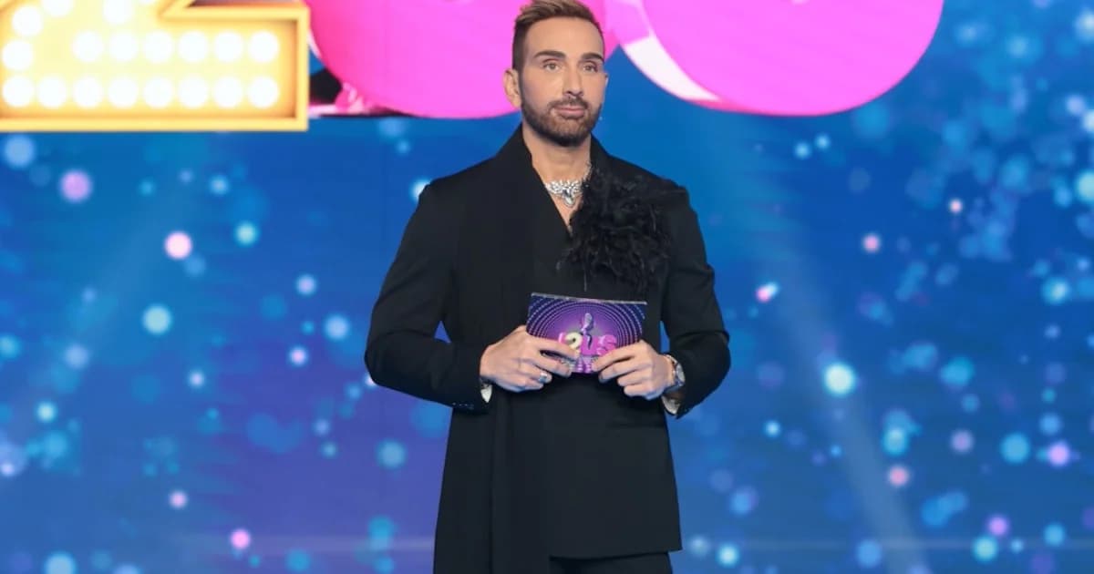 Nikos Koklonis: Elegancia y estilo dandi en Just the 2 of Us