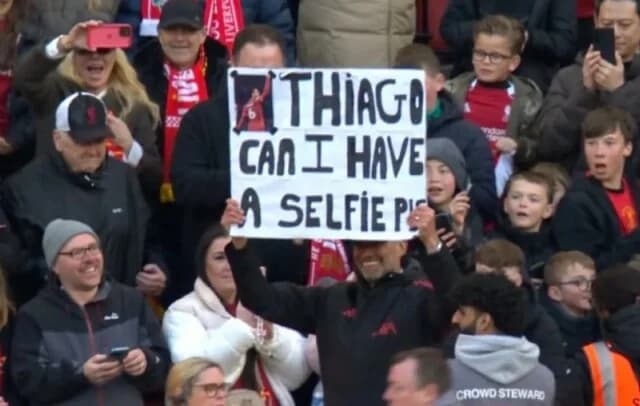 Jürgen Klopp bittet Thiago mit Schild um Selfie in Anfield
