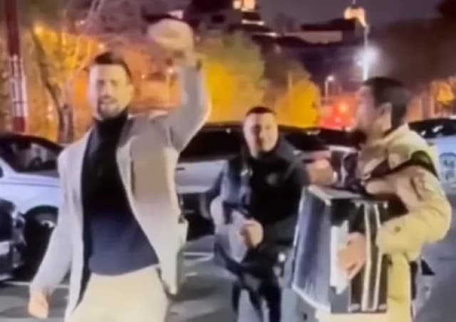 Νόβακ Τζόκοβιτς: Τραγούδησε με μουσικούς στο Βελιγράδι