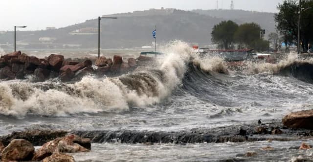 Κακοκαιρία: Έντονες βροχές και θυελλώδεις άνεμοι σε Αττική και άλλες περιοχές