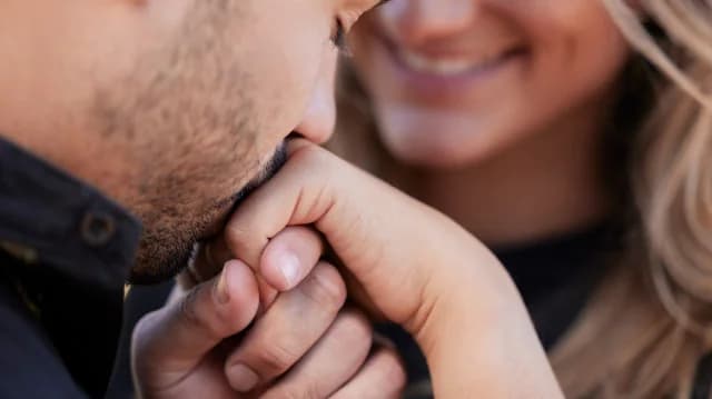 ספרד: נישוק יד ללא הסכמה נחשב לתקיפה מינית