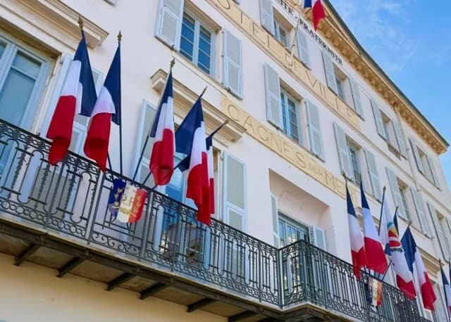 France: Far-Right Mayors Remove European Flags