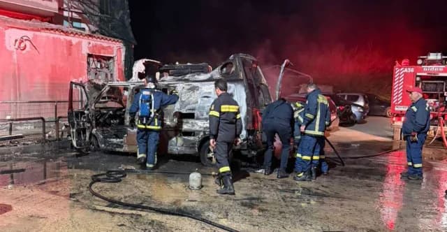 Alert in Heraklion: Cars Engulfed in Flames in Ammoudara