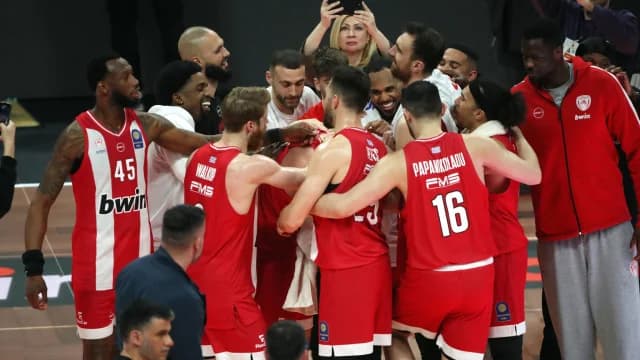 Jugadores del Olympiacos dan un 'fatouro' a Larentzakis tras la victoria contra el Panathinaikos