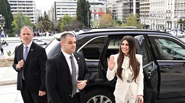 Η Κίμπερλι Γκιλφόιλ αναζητά σωματοφύλακα στην Ελλάδα