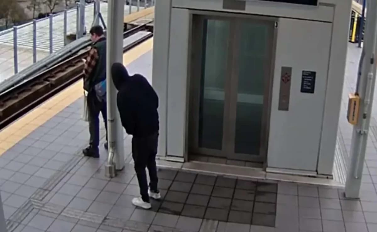 Σιάτλ: Άνδρας έσπρωξε επιβάτη στις ράγες λίγο πριν φτάσει το τρένο (video)