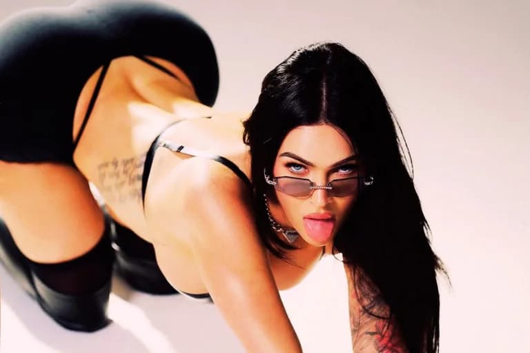 Megan Fox kehrt mit Achilles- und Machiavelli-Referenzen zu Instagram zurück