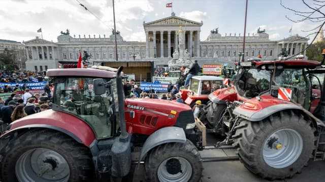 Αγρότες με τρακτέρ στη Βιέννη ζητούν αναγραφή προέλευσης προϊόντων