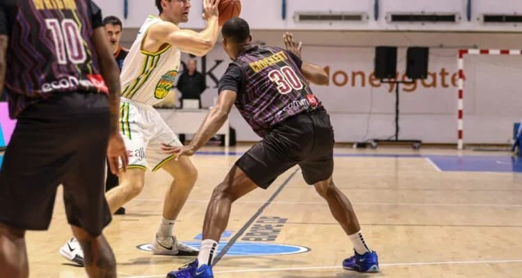 AEK vence a Keravnos en el derbi de la cima de la tabla