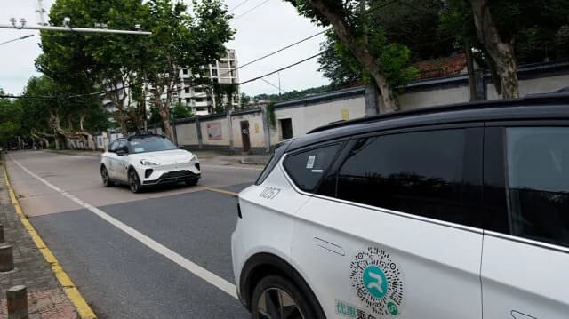 Μαζική βλάβη σε ρομποταξί στην Κίνα: Εγκλωβισμένοι επιβάτες