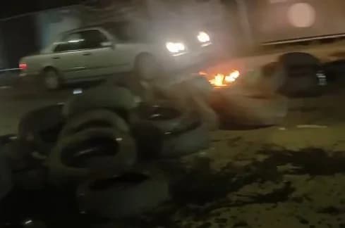 Limassol: Incendio de neumáticos en las calles de Agios Nikolaos