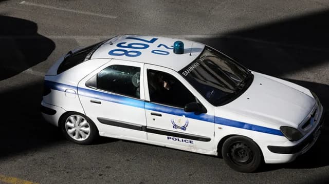 Glyfada: Three Arrested for Threatening Police with Hammer, Knife, and Air Gun