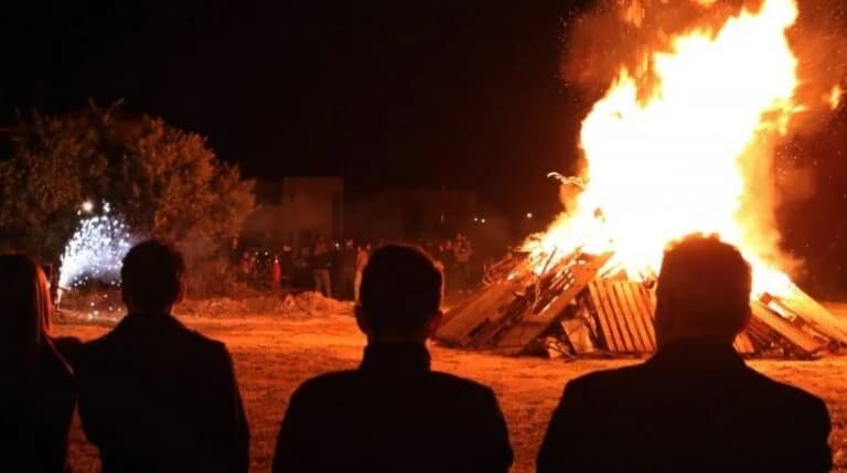 Menores Arrestados por Preparar Hogueras y Poseer Petardos en Chipre
